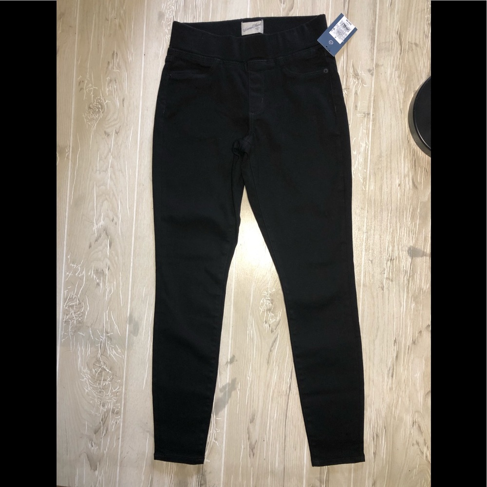 NWT high rise pull on Jegging Universal Thread